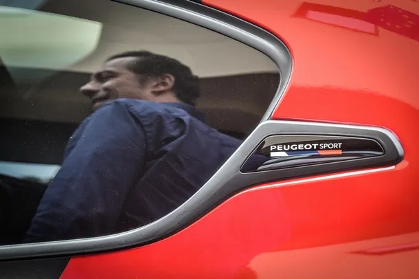 Peugeot SensationDriver2