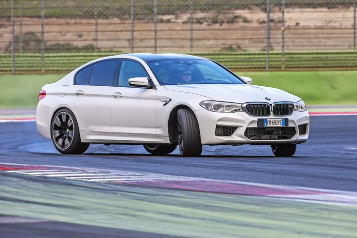 Nuova BMW M5 prova