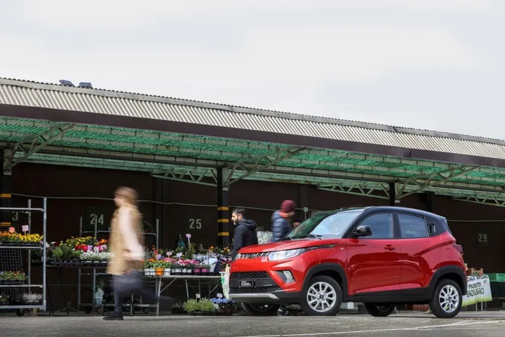 KUV100