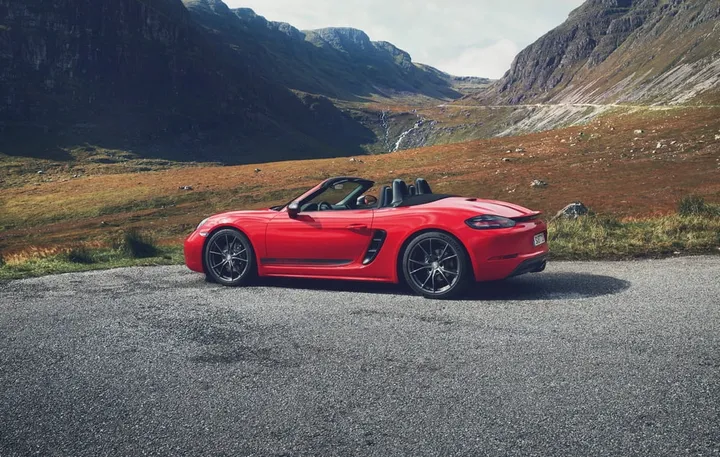 718 T