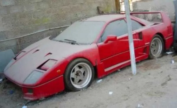 Cacciatore di Supercar abbandonate