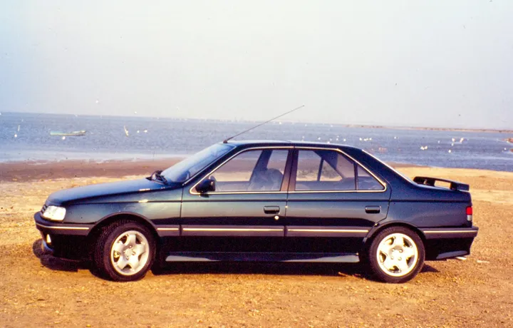 Peugeot 405 Mi16 di colore nero