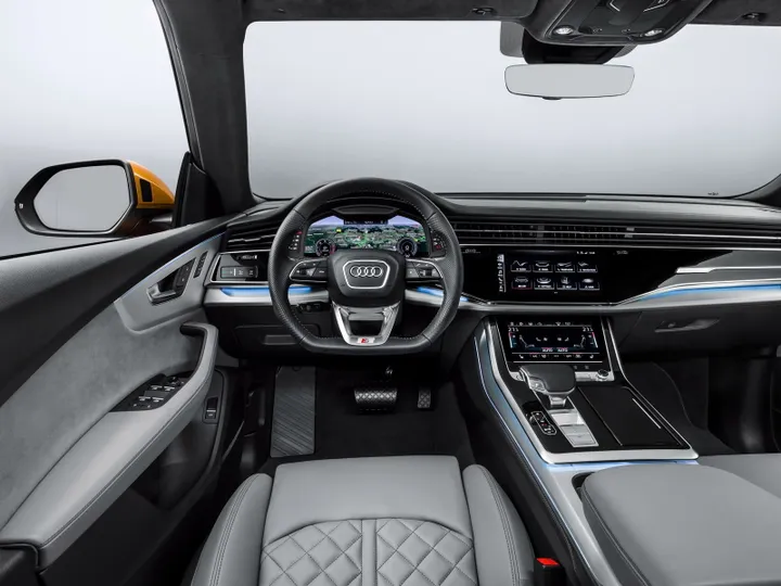 schermo infotainment