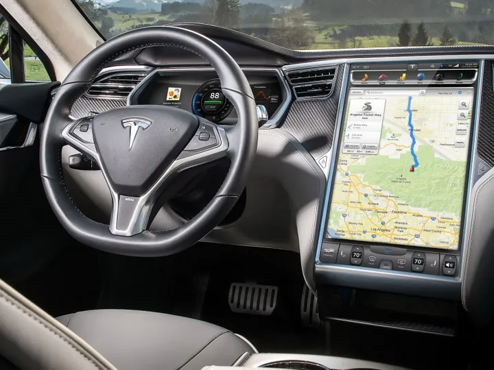 schermo infotainment