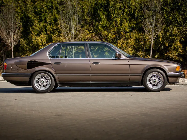 BMW Serie 7 V16