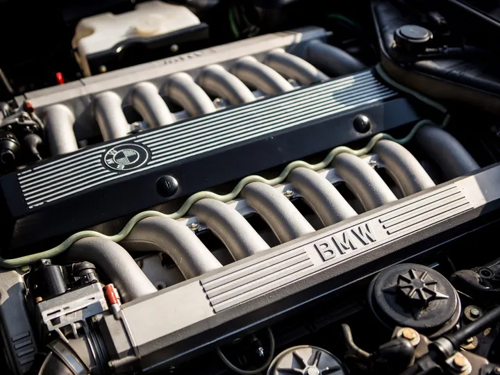 BMW Serie 7 V16 motore