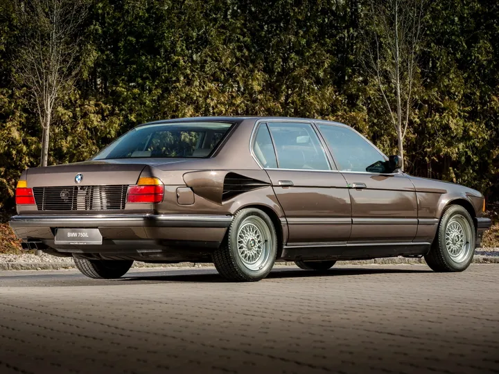 BMW Serie 7 V16