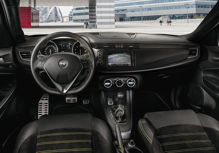 Alfa Romeo Giulietta Veloce Diesel interni 2019