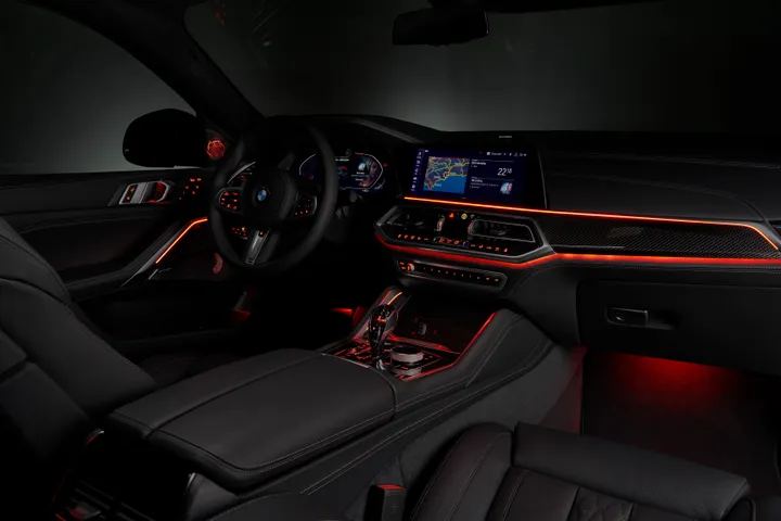 BMW X6 2020 interni buio