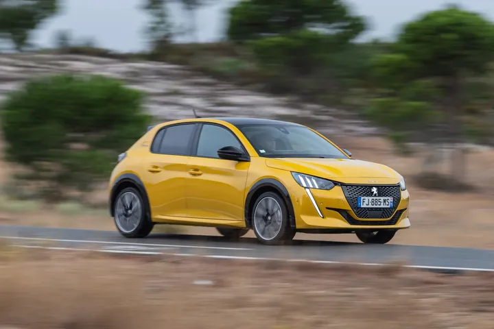 peugeot 208 giallo faro