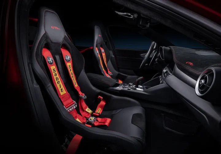 Alfa Romeo Giulia GTAm cinture e sedili