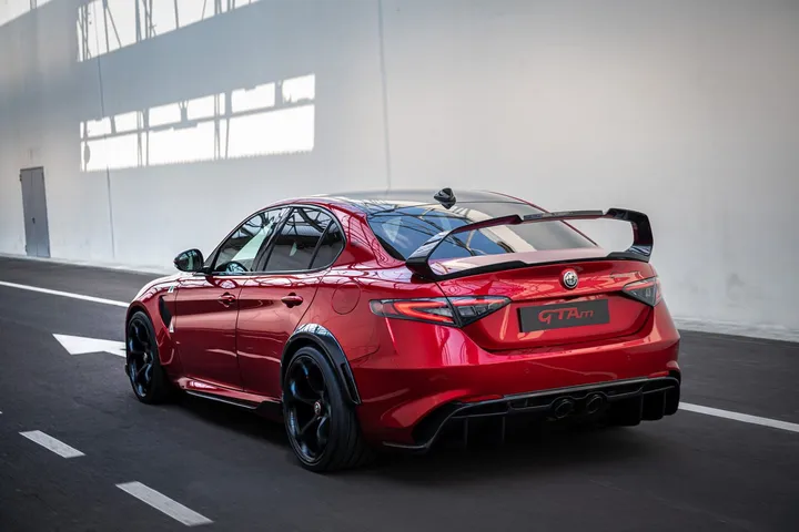 Alfa-Romeo-Giulia-GTAm-dinamica-posteriore