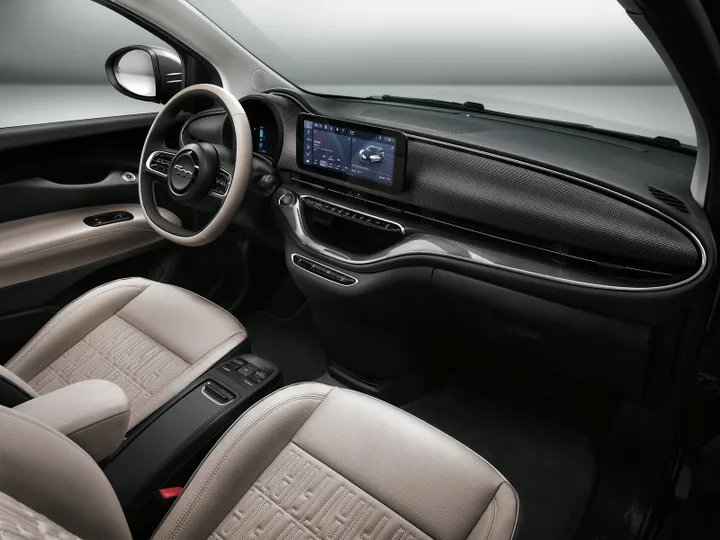 Fiat 500 elettrica 2020 interni