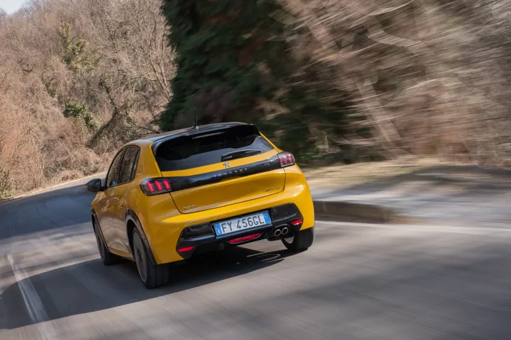 Peugeot 208 gialla