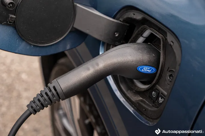 Ford Kuga ibrida plug-in cavo ricarica