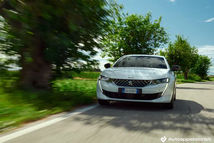 peugeot 508 hybrid fari anteriori