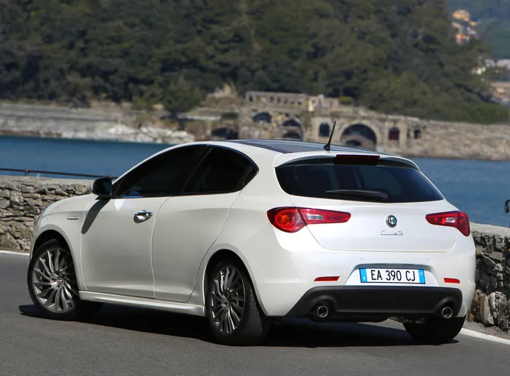 2010 alfa romeo giulietta 01