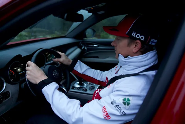 kimi raikkonen alfa romeo stelvio