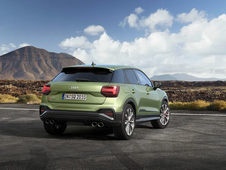 audi sq2 di colore verde con sfondo montagna vista del posteriore