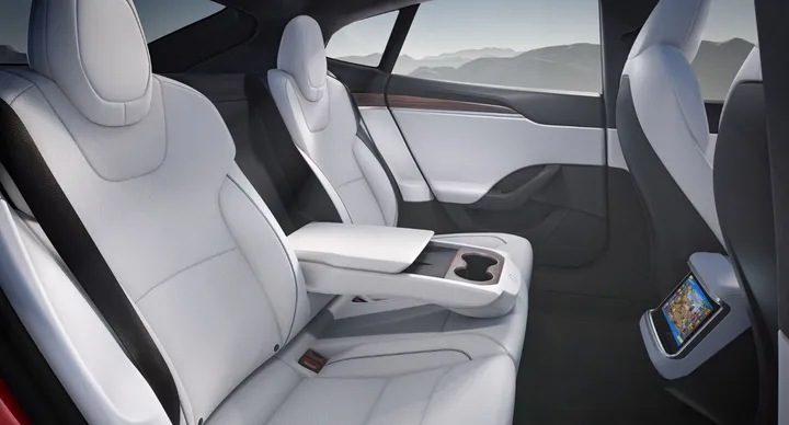 nuovo schermo posteriore tesla 2021