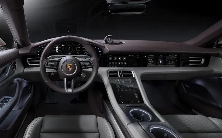 Porsche Taycan interni 2021