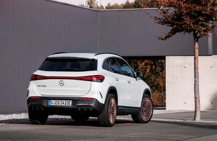 Mercedes EQA 2021