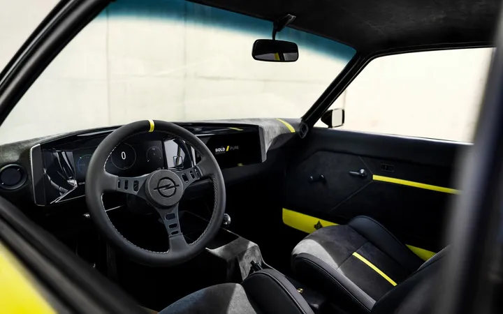 interni Opel Manta GSe ElektroMOD