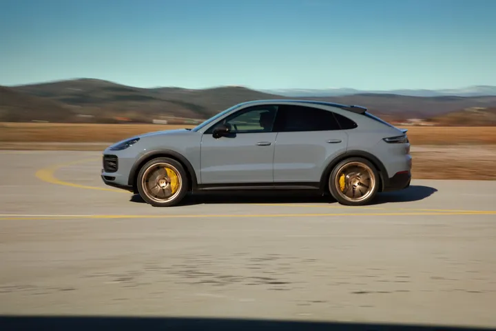 Cayenne Turbo GT fiancata