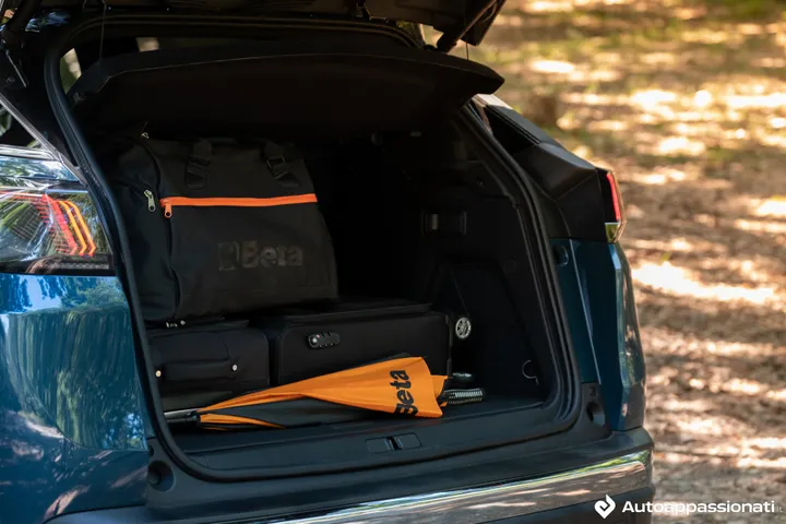 peugeot 3008 hybrid bagagliaio