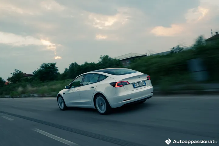 Tesla Model 3 Long Range AWD posteriore guida bianco micalizzato