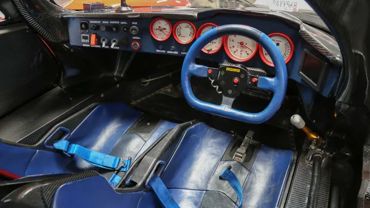  Il fascino della 24 ore di Le Mans è indiscusso, così come per le auto che partecipano alla gara. In molti hanno cullato il sogno di poter possedere e guidare una di queste vetture mischiandosi al traffico cittadino senza incorrere in sanzioni. Oggi è possibile, poiché una delle tre Koenig Specials C62, sviluppate sulla base della Porsche 962, può essere acquistata per 995.000 dollari e può regolarmente circolare su strada. Se il nome “Koenig” suscita dubbi, il mistero è presto svelato: è un’azienda che ha prodotto automobili in numero limitato negli anni '80 e '90 ed è ancora in attività, questo ci porta quindi alla Koenig Special C62, che come già accennato è basata sulla Porsche 956/962. La vettura è tra quelle di maggior successo, ma è stata ritirata a seguito di una serie di modifiche alle regole nei primi anni '90. Furono costruiti circa 125 esemplari e Koenig ne prese tre. Avendo già corso con una di queste vetture, il team di Koenig aveva familiarità con l'auto e subito si è prodigato nel rialzare fari e i parafanghi per renderla legale su strada, mentre l'aerodinamica è stata migliorata per mantenerla su strada. Modifiche anche per le sospensioni, abbandonando quelle rigide, mentre i freni a pastiglie Brembo non sono stati toccati. Infine, ha aggiunto un vano anteriore apribile ed un cofano motore in plexiglass per facilitare la manutenzione. Il motore è un flat-six biturbo da 550 cavalli con una barra di sovralimentazione ed un sistema di scarico con convertitori catalitici. Le gomme anteriori sono dotate di battistrada, le posteriori sono slick In poche parole è una vera e propria vettura da competizione ma “riadattata” ad auto comune.  Ora l’automobile gira per le strade della California e l'attuale proprietario l’ha messa in vendita per poco meno di un milione di dollari, vale a dire quanto cinque moderne Porsche 911 Turbo