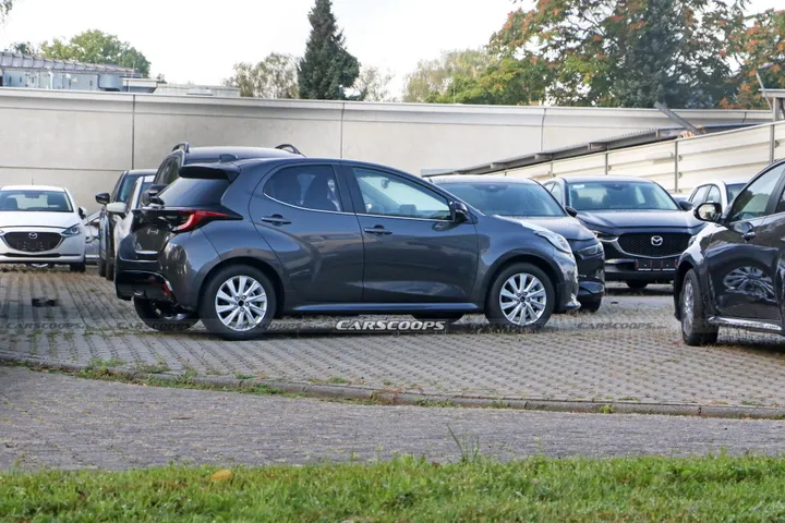 mazda2 2023 in piazzale mazda