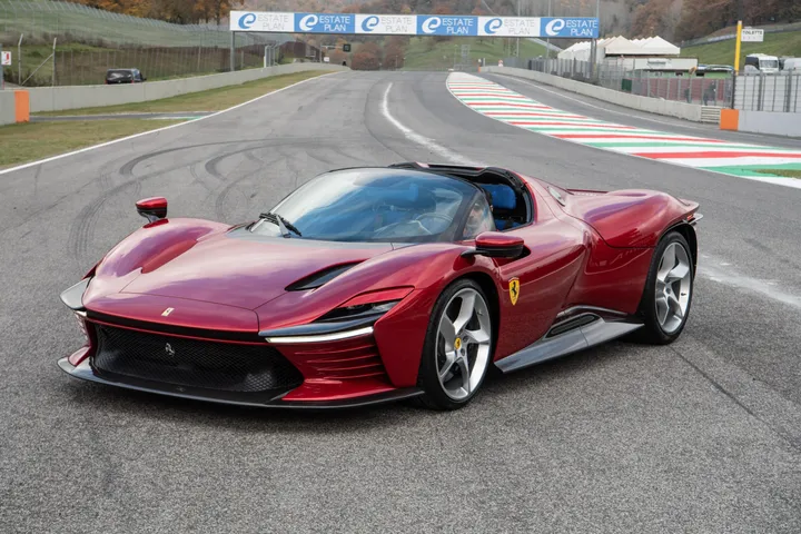 ferrari daytona sp3 rosso magma 2021 scaled