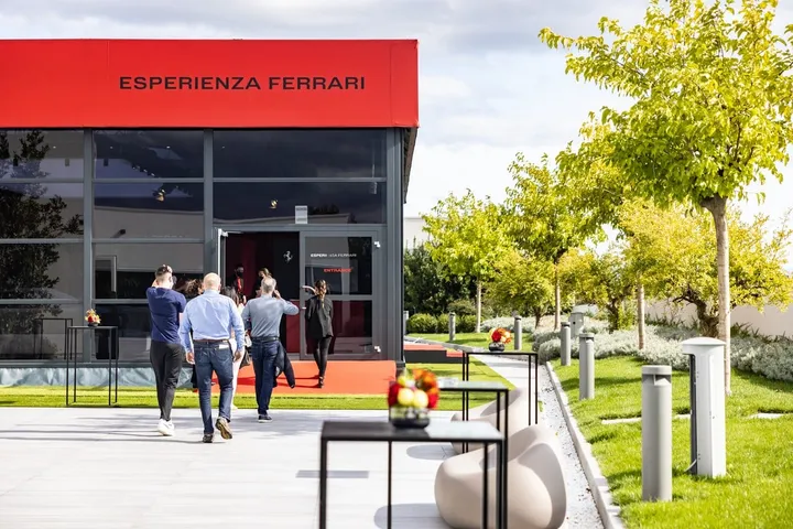 210071 car esperienza ferrari maranello