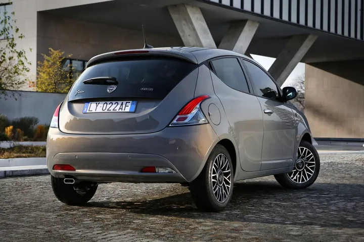 Lancia Ypsilon Alberta Ferretti 3_4 posteriore