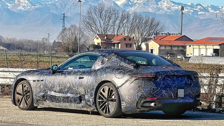 maserati granturismo 2022 posteriore