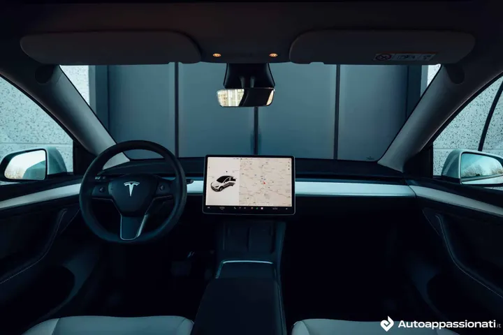 tesla model y 2022 17