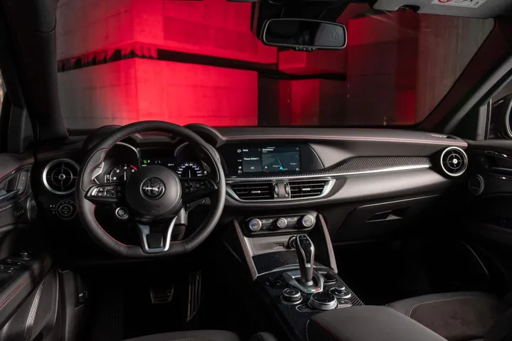 alfa romeo giulia estrema interni