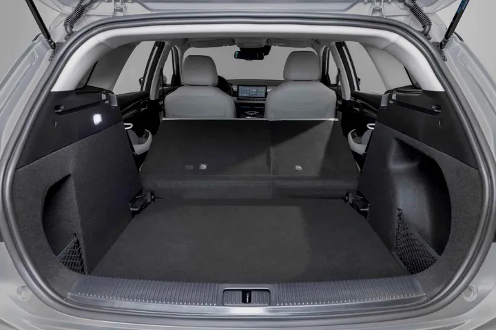 mg mg5 trunk space lr
