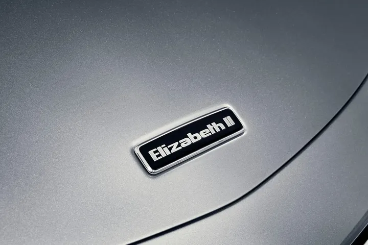 14000 mclarenautomotivehonoursqueenelizabethiiinherplatinumjubileeyear