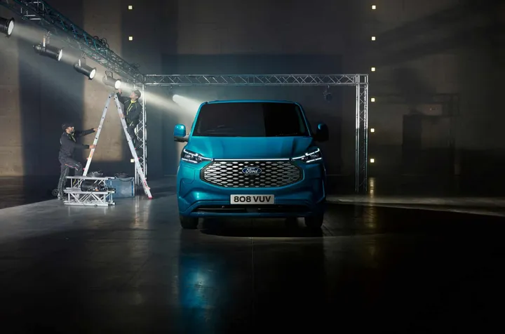 2022 ford e transit custom 01