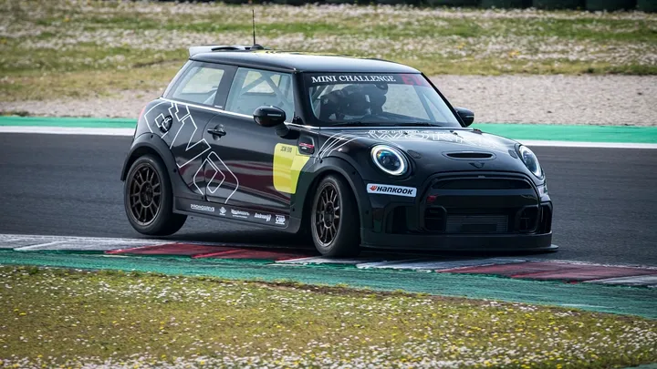 mini challenge 2022 evo ruota alzata