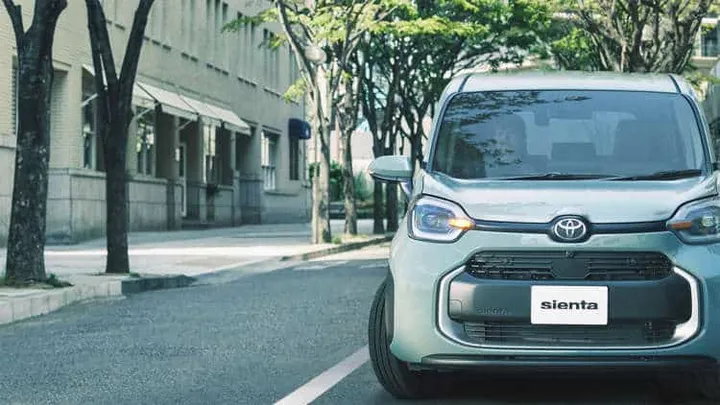 Toyota Sienta front