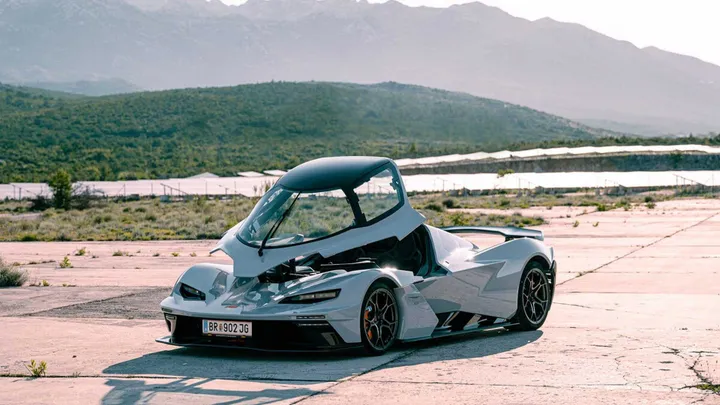 2023-KTM-X-BOW-GT-apertura
