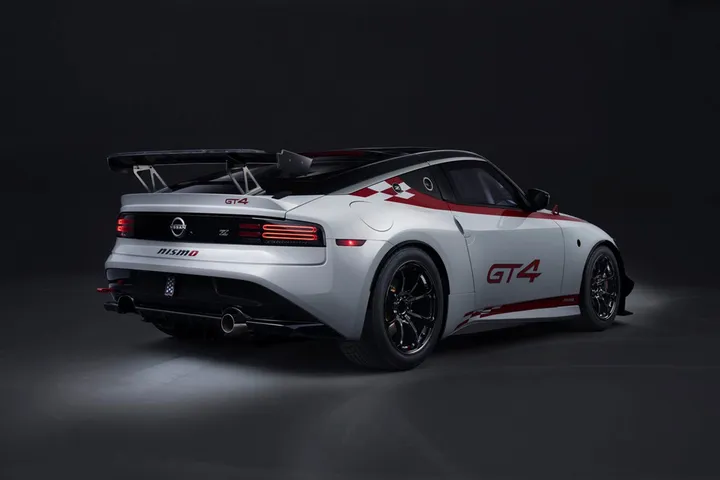 gt4 nismo dietro