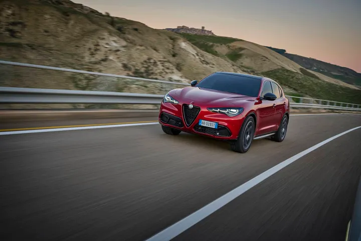 Alfa Romeo Stelvio 2023 frontale rosso guida