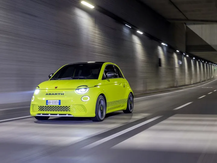 Abarth 500e elettrica guida tunnel