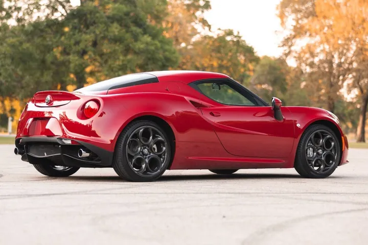 Retro Alfa Romeo 4C