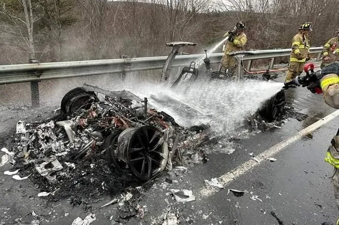 tesla in fiamme