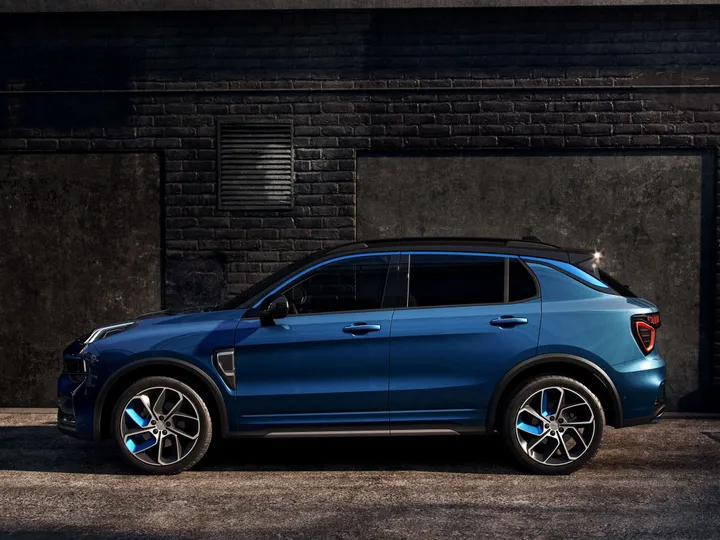 lynk co 01 laterale blu